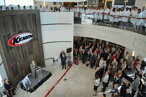 Governor Branstad at the Kemin ribbon cutting ceremony